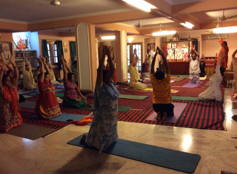 Morning yoga class guided by Vishwaguruji in Delhi