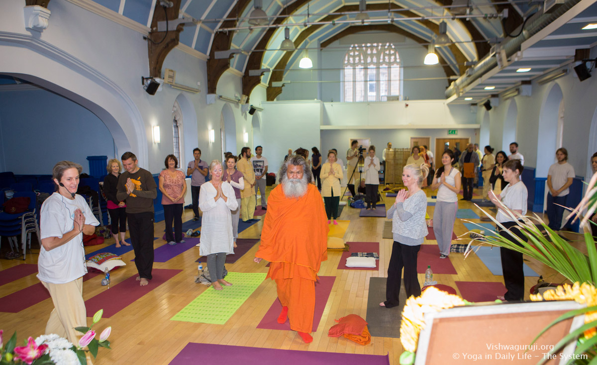 Vishwaguruji brings the Divine Light and sunshine to Scotland