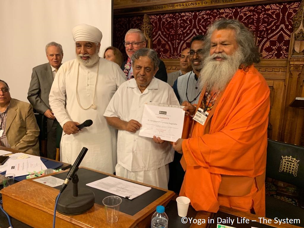 Vishwaguruji receives Yoga Ratna Award