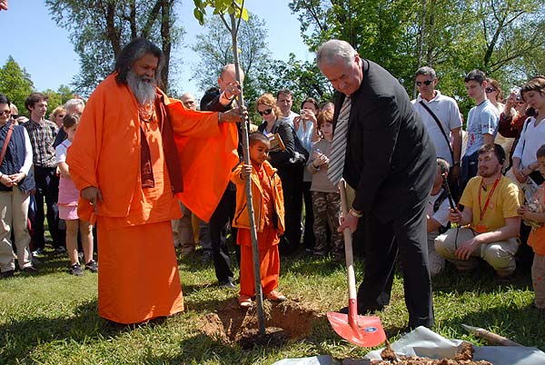 Planting of a peace tree Swamiji with the Mayor Muhic